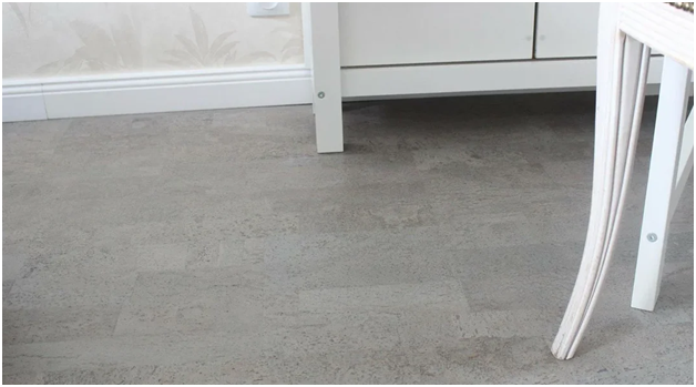 Белый высокий плинтус и пробка