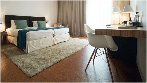 Напольное пробковое покрытие в спальне