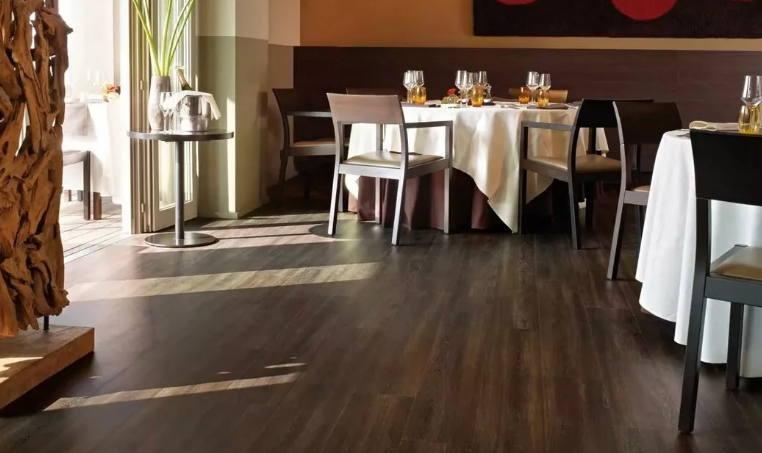 Ламинат в ресторане 34 класс Ламинат в ресторане 34 класс