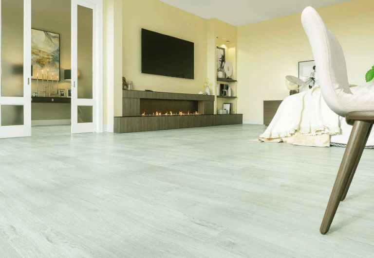 Ламинат SPC Home Expert в интерьере гостиной